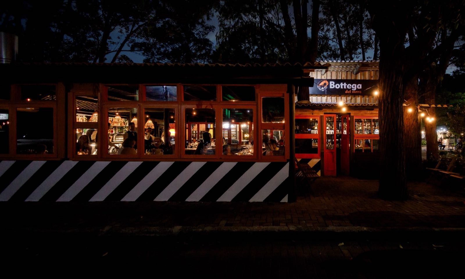 Fachada da Bottega del Mare em Atlântida à noite