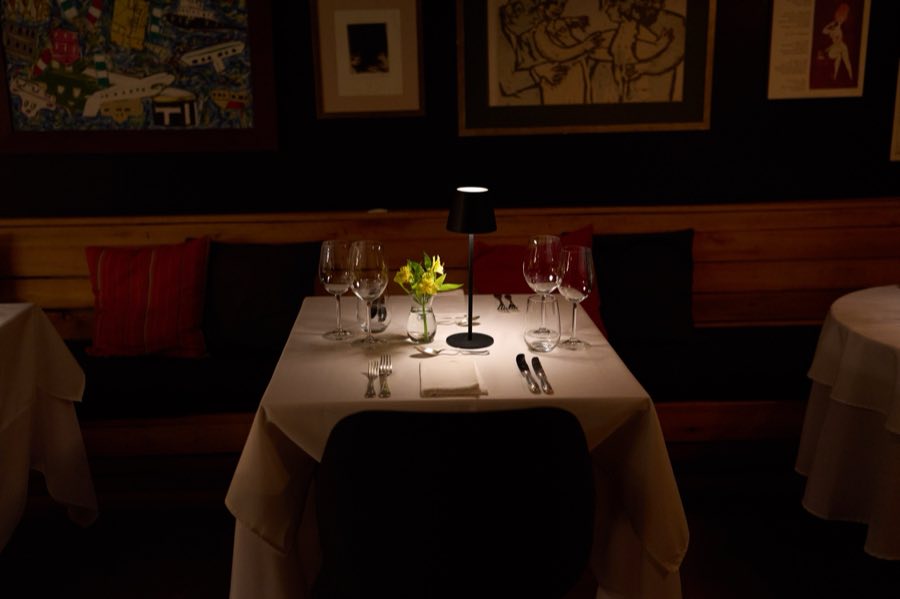 Mesa posta no salão da Bottega del Mare à noite
