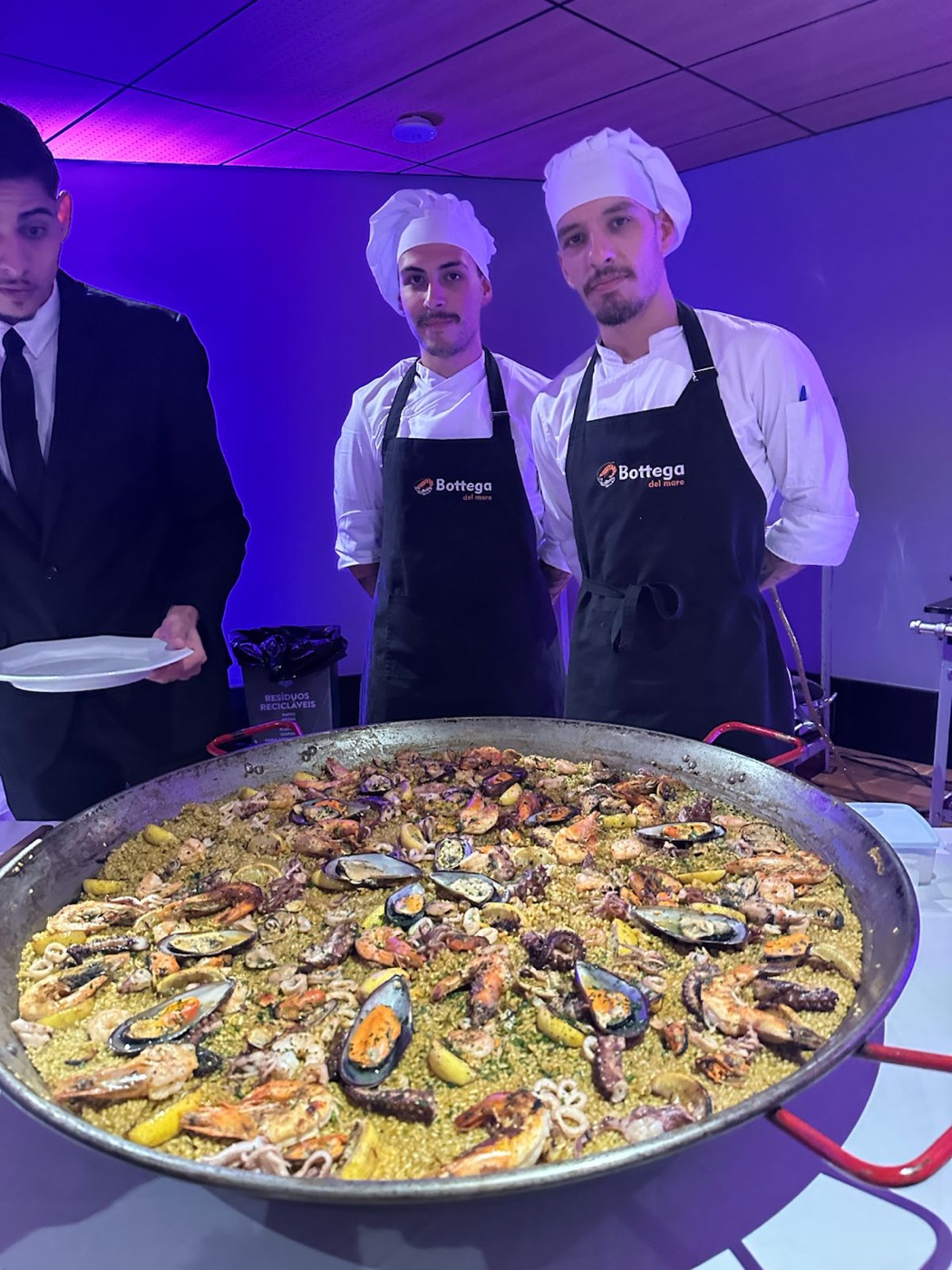 Equipe da Bottega del Mare servindo paella num evento