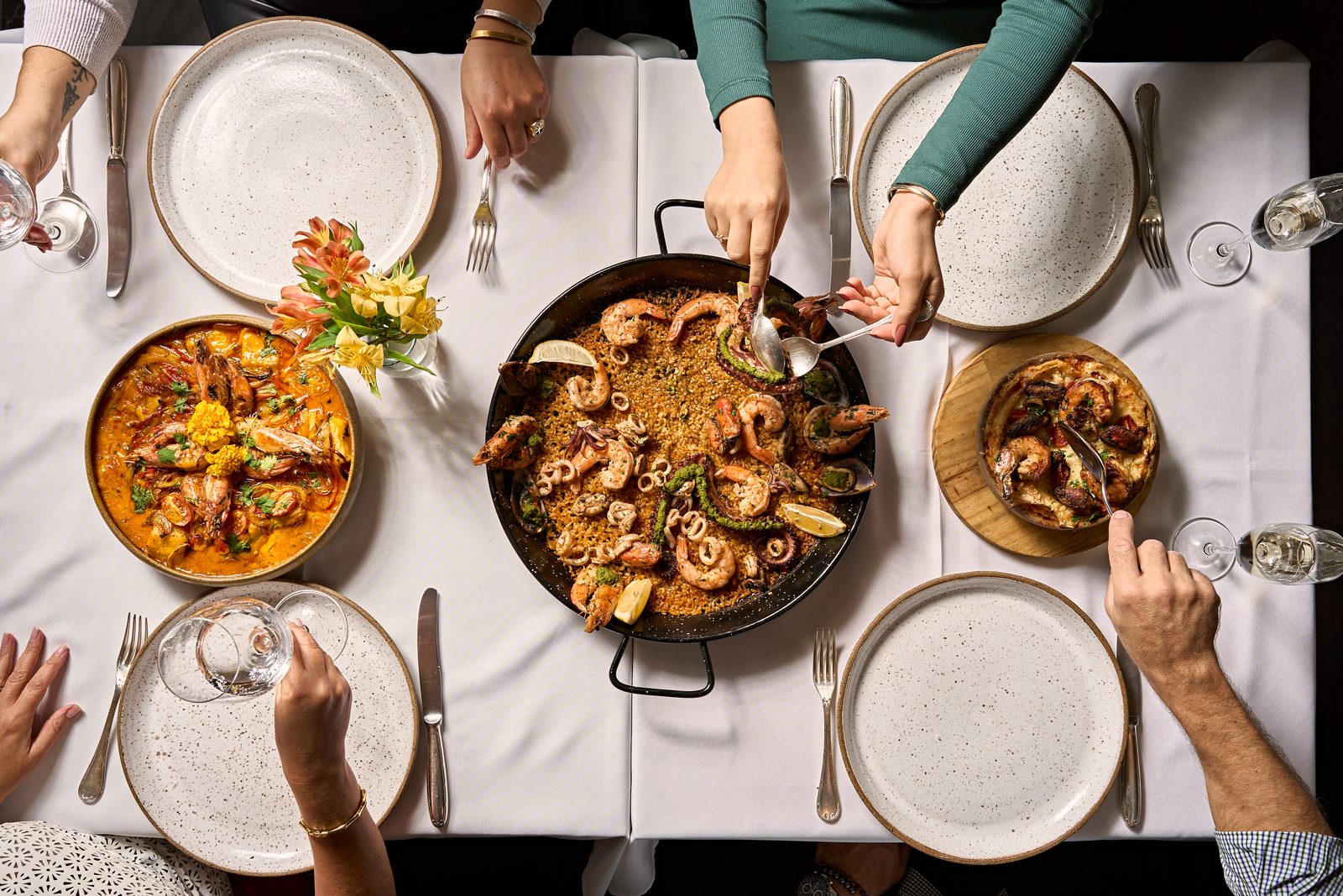 Paella servida na paellera, ao centro da mesa