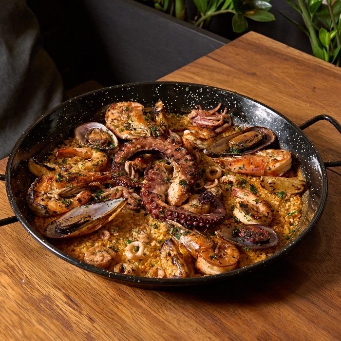 Paella Marinera na paellera sobre a mesa